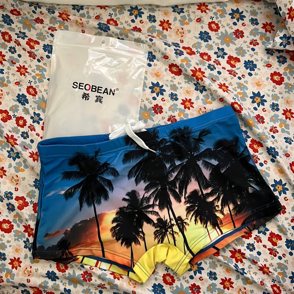 BRAND NEW Men’s SEOBEAN Tropical Swim Trunk size MEDIUM